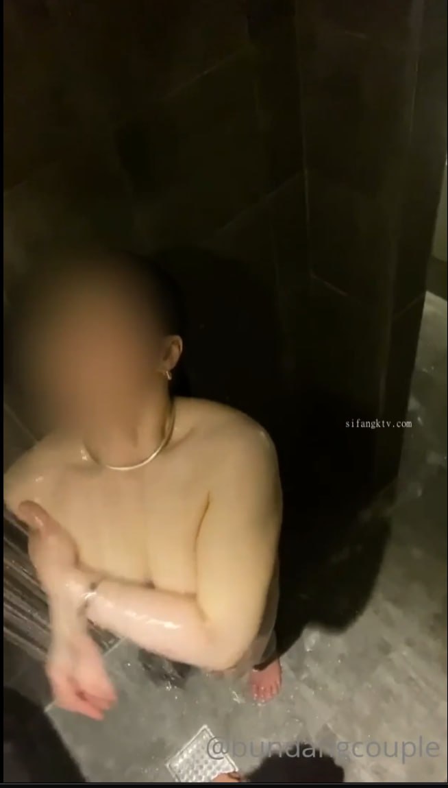 大奶花裙少妇啪啪，少妇乐开花超近距离掰穴，乳交舔屌戴套骑乘，扶着大屁股后入猛操